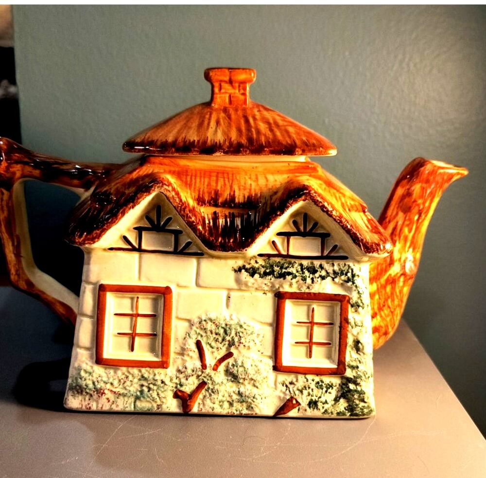 792. Vintage Keele St. Pottery Cottage Tea Set